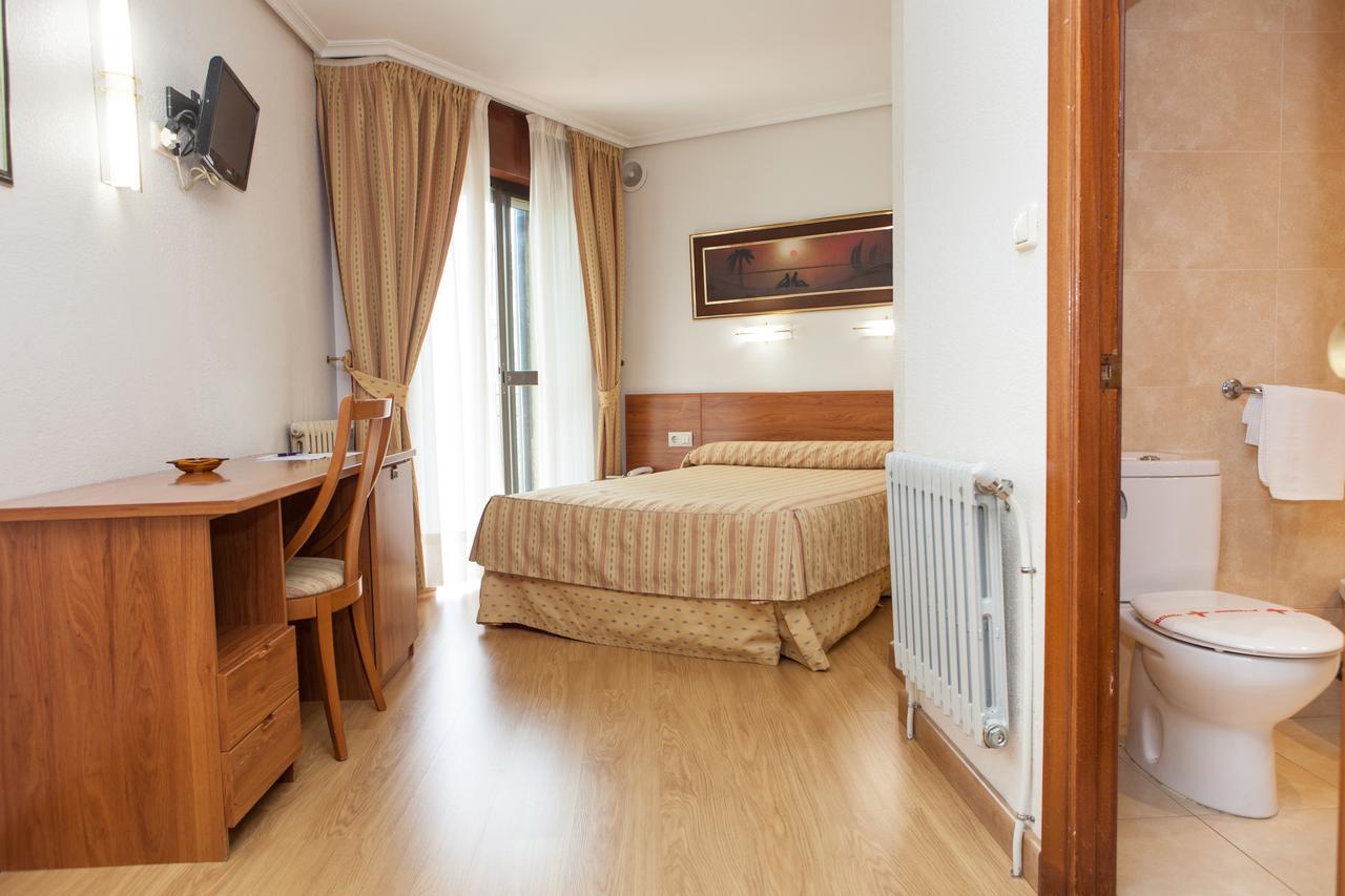 אל אסטיירו Hotel Las Anclas מראה חיצוני תמונה