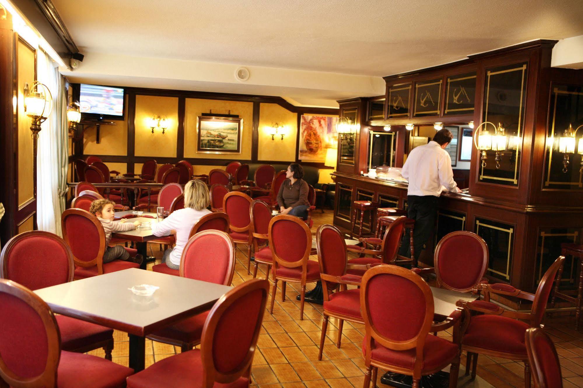 אל אסטיירו Hotel Las Anclas מסעדה תמונה